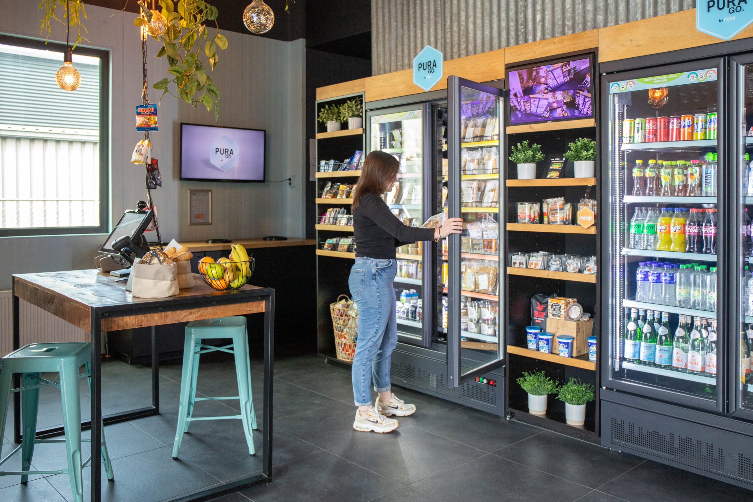 Medewerker bij PURA go opstelling kantoor